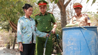 Những giọt nước nghĩa tình của cán bộ chiến sĩ nơi biên giới