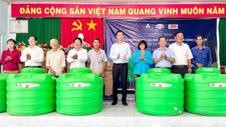 Tân Á Đại Thành trao tặng hàng trăm bồn nhựa Plasman, đồng hành người dân miền Tây vùng hạn mặn