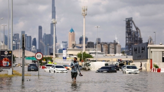 Khi nước lũ cuốn phăng vẻ hào nhoáng của Dubai