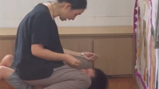 Sốc với clip giáo viên mẫu giáo ngồi đè lên bụng trẻ để nhét thức ăn