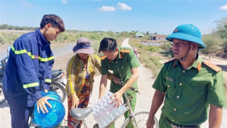 Công an Sóc Trăng giúp người dân vùng ven biển thị xã Vĩnh Châu vượt qua hạn mặn