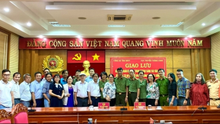 Giao lưu các nhà văn dự Trại sáng tác “Vì an ninh Tổ quốc và bình yên cuộc sống”