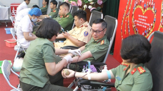 Tình nguyện hiến máu phục vụ điều trị, cứu chữa, giúp đỡ cộng đồng