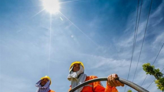 Nắng nóng gia tăng ở miền Bắc, Trung Bộ trời ngột ngạt