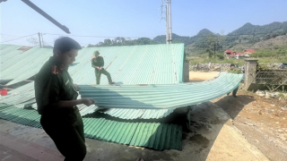 Công an xã Hang Kia và Pà Cò giúp đỡ người dân khắc phục hậu quả mưa đá