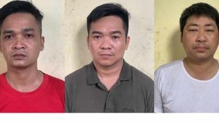 Bắt quả tang nhóm phóng viên đang nhận 180 triệu đồng tống tiền doanh nghiệp