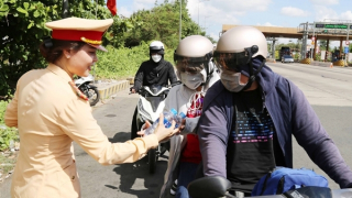 CSGT Công an tỉnh Sóc Trăng hỗ trợ người dân về quê nghỉ lễ