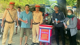 CSGT Quảng Nam thực hiện “nhiệm vụ kép” trong “chảo lửa”