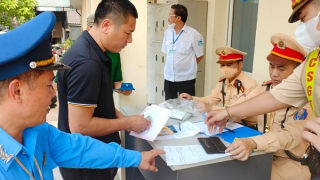 Liên ngành Công an, Thanh tra giao thông kiểm tra lái xe tại bến Giáp Bát