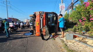 Xe máy đột ngột băng ngang đường khiến xe ô tô đưa đón công nhân lật ngang