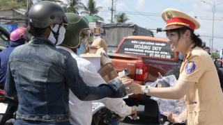 CSGT Công an Tiền Giang kết hợp  điều phối giao thông với tặng nước suối