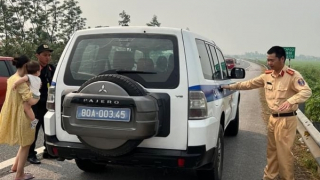 Hỏng xe trên cao tốc, người dân được CSGT hỗ trợ đưa về trạm dừng nghỉ an toàn