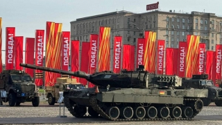 Nga trưng bày siêu tăng Leopard 2 thu từ Ukraine giữa thủ đô Moscow