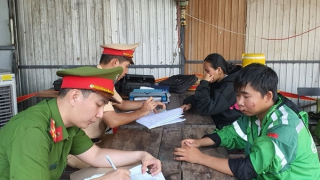 Tài xế không chấp hành hiệu lệnh, tông ngã CSGT