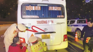 Giúp dân trên những cung đường “nóng”