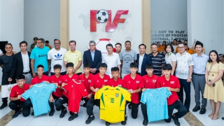Các cựu danh thủ Brazil tham quan Trung tâm đào tạo bóng đá trẻ PVF