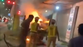 Tạm giữ người đàn ông đốt 4 xe máy trên xe chuyên dụng của CSGT