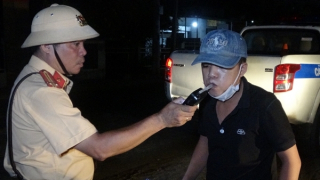 CSGT kiểm tra nồng độ cồn xuyên suốt những ngày nghỉ lễ