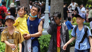 Nghỉ lễ 30/4, du khách chen nhau từng cm trong Thảo Cầm Viên