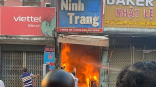 Cảnh sát ngăn chặn đám cháy lan từ cửa hàng điện máy