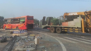 Hai xe khách va chạm trên quốc lộ, 1 người chết, 17 người bị thương