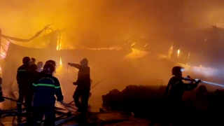 Cháy rụi kho phế liệu ở An Giang