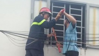 Cắt cửa sổ xông vào khống chế người tâm thần đốt rác cố thủ trong nhà