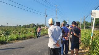Nam thanh niên tử vong trong vườn thanh long, xe máy đè trên người