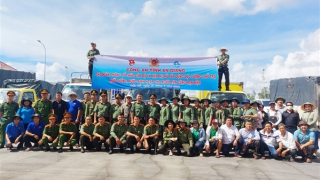 Công an tiếp tục hỗ trợ nước sạch cho người dân cùng hạn mặn