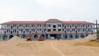 Trường cũ sắp sập, trường mới xây... “rùa bò”