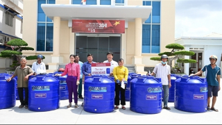 Đong đầy nghĩa tình Agribank Tiền Giang với người dân vùng hạn, mặn huyện Tân Phú Đông