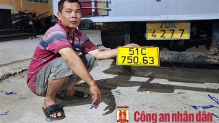 Gắn biển số giả, thiết kế thêm ngăn bí mật để chở thuốc lá lậu