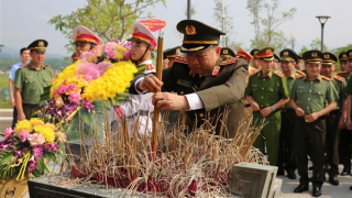 Bộ trưởng Tô Lâm dâng hương, dâng hoa tại Đền thờ liệt sĩ Chiến trường Điện Biên Phủ