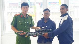 Hai nam thanh niên dân tộc Raglai tự giác giao nộp vũ khí và công cụ hỗ trợ