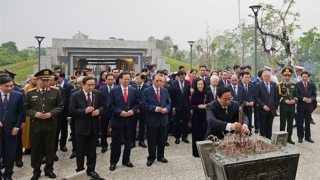 Lãnh đạo Đảng, Nhà nước dâng hương tại Đền thờ liệt sĩ chiến trường Điện Biên Phủ