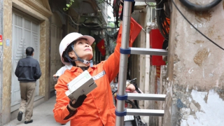 Nhọc nhằn nữ thợ điện Thủ đô