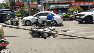 Trụ đèn chiếu sáng đổ trúng người phụ nữ đi xe máy