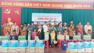 Trao 1.000 phần quà tặng người dân vùng ven biển Vĩnh Châu