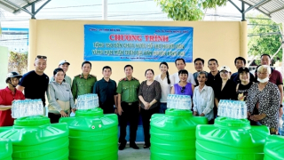 Tặng 300 bồn chứa nước cho người dân vùng hạn, mặn ở Bến Tre