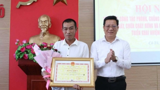 Tặng bằng khen ngư dân dũng cảm cứu sống 4 người trên biển