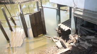 Bốn căn nhà bị “hà bá” nuốt một phần xuống kênh