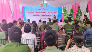 Cụm thi đua số 4 trao tặng kinh phí xây nhà nghĩa tình đồng đội