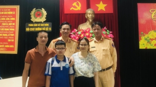 Bé trai đi lạc từ Vĩnh Phúc xuống Hà Nội được CSGT giúp đỡ