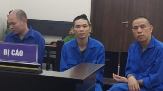 Dọa người già vi phạm pháp luật để chiếm đoạt tiền, ba bị cáo lĩnh hơn 32 năm tù