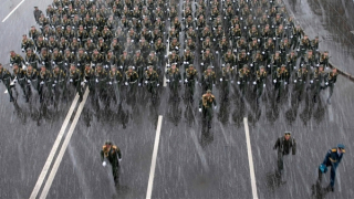 Hơn 10.000 binh sĩ Nga duyệt binh ở Quảng trường Đỏ trong giá lạnh