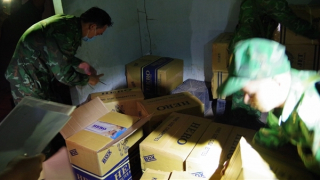 Giấu hàng chục thùng thuốc lá lậu trong phòng ngủ và bếp ăn