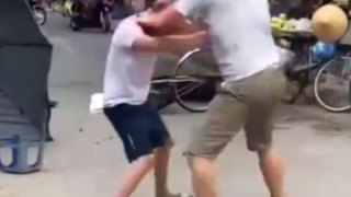 Tạm giữ hình sự đối tượng nhắm đầu đối thủ “múa côn”