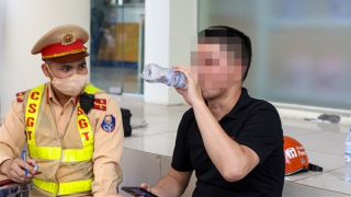 Bị CSGT phát hiện vi phạm nồng độ cồn, tài xế nói chỉ ăn nửa cân mận