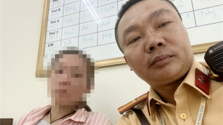 CSGT giữ chặt tay, ngăn người phụ nữ nhảy cầu Chương Dương tự tử