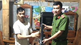 Công an huyện Bắc Hà vận động toàn dân giao nộp vũ khí, vật liệu nổ, công cụ hỗ trợ